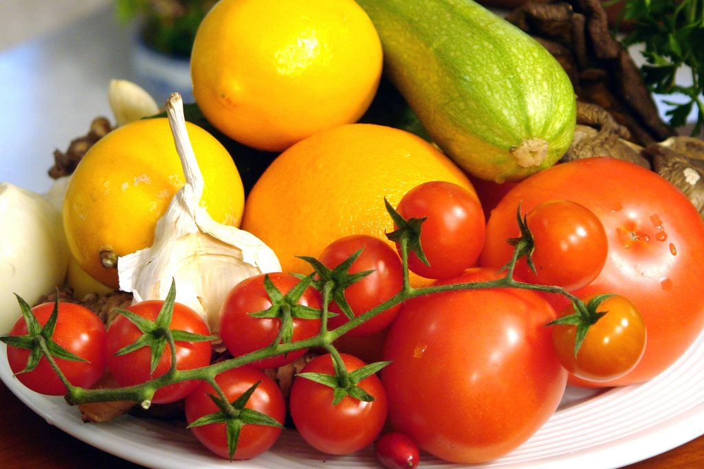 candida cosa fare, mangiare frutta e verdura cruda